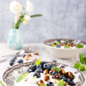 Quark with blueberries, pistachios and mint