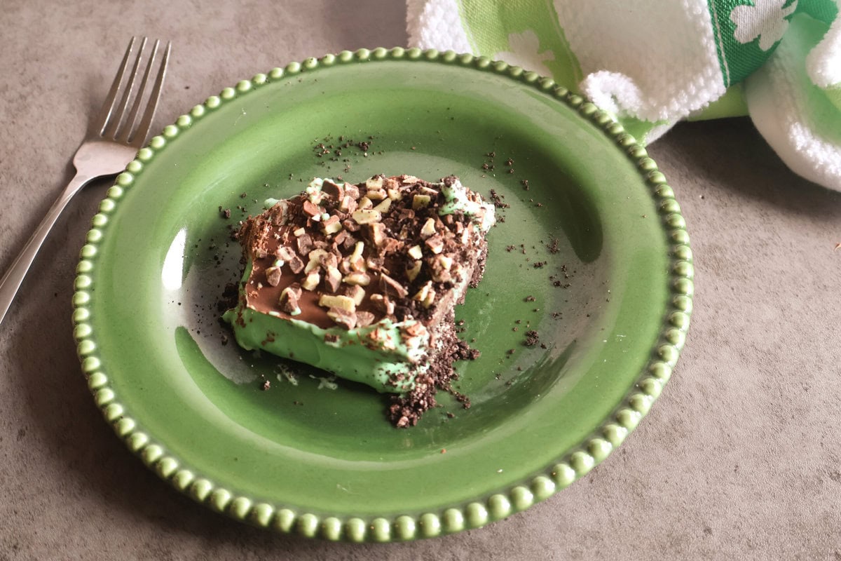 grasshopper bar on a green plate
