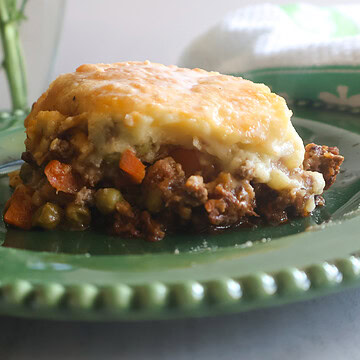 Guinness Cottage Pie on a green plate.