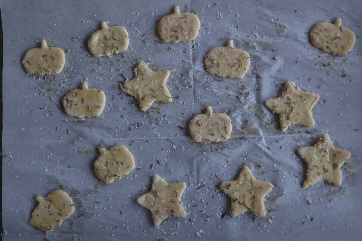 puff pastry croutons with seasoning.